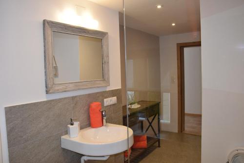 サン・マルティーノにあるSchildhof Ebionのバスルーム(洗面台、鏡付)