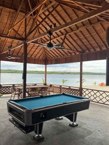 Pulau PalambakbesarDiamond Island Eco Resort的凉亭内的台球桌,享有海景
