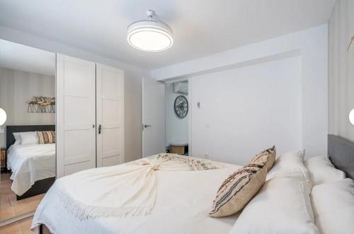 Casa al Andalus - Chic, serene, and Posh Center City Pad