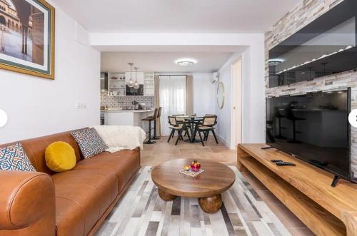 Casa al Andalus - Chic, serene, and Posh Center City Pad