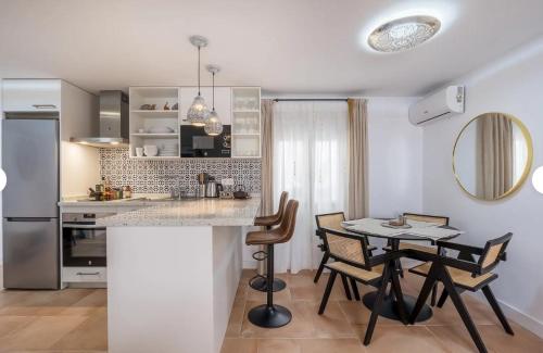 Casa al Andalus - Chic, serene, and Posh Center City Pad
