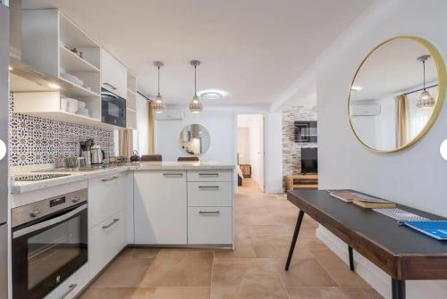Casa al Andalus - Chic, serene, and Posh Center City Pad