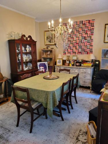 a dining room with a table and some chairs at Cozy Charming Vintage Villa in Oxford