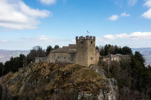 an old castle on top of a mountain at Dolce Rifugio sul Castello - Incantevole appartamento a due passi dal centro con Garage in Sestola
