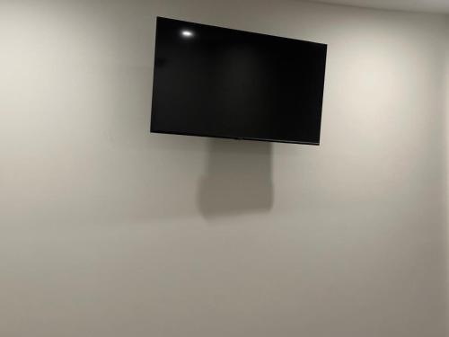 TV a/nebo společenská místnost v ubytování Brigstock 7