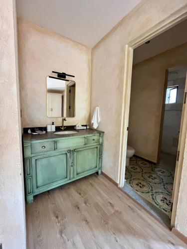 a bathroom with a green sink and a mirror at Val'quirico Auguri Zócalo II, Depto 5 Camas in Santeagueda