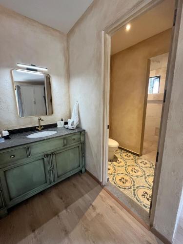 a bathroom with a green sink and a mirror at Val'quirico Auguri Zócalo II, Depto 5 Camas in Santeagueda