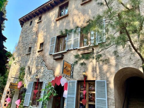 a large stone building with blue shutters on it at Val'quirico Auguri Zócalo II, Depto 5 Camas in Santeagueda