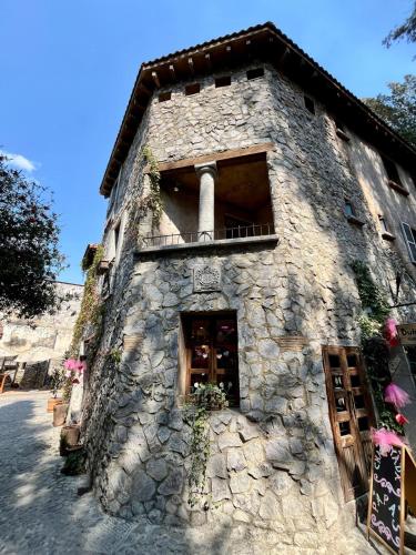 a stone building with a chimney and a window at Val'quirico Auguri Zócalo II, Depto 5 Camas in Santeagueda