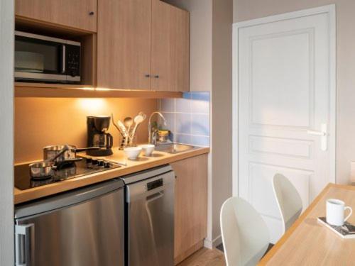 Η κουζίνα ή μικρή κουζίνα στο Adagio Paris Parc Expo Appart hotel