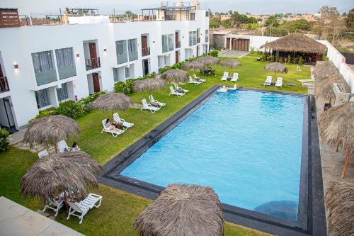 an overhead view of a hotel with a swimming pool at Hotel Kendari - Chincha in Chincha