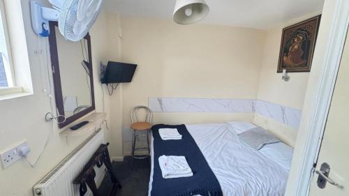 En eller flere senge i et værelse på Warwick Road Rooms