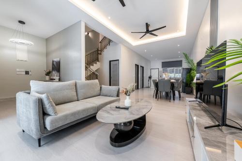 Posezení v ubytování La Ferringhi Villa - 5 Bedroom Bungalows by ALV