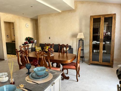 a kitchen and dining room with a table and chairs at Val'quirico Auguri Zócalo II, Depto 5 Camas in Santeagueda