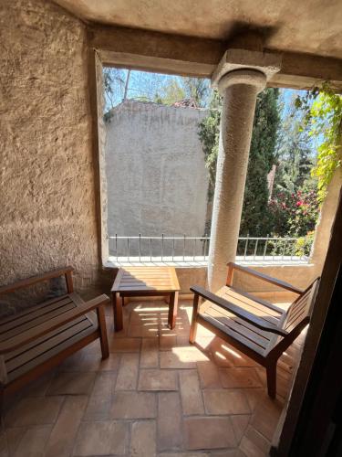 a patio with three benches and a large window at Val'quirico Auguri Zócalo II, Depto 5 Camas in Santeagueda
