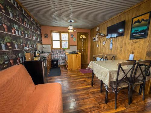 Una cocina y un comedor con mesa y sillas. en Cabaña Aquiles, en Puerto Natales