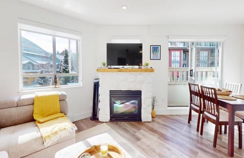 Μια τηλεόραση ή/και κέντρο ψυχαγωγίας στο Beautiful 1BR in Village Centre