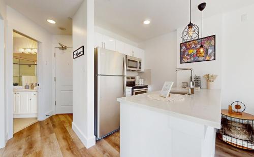 Η κουζίνα ή μικρή κουζίνα στο Beautiful 1BR in Village Centre