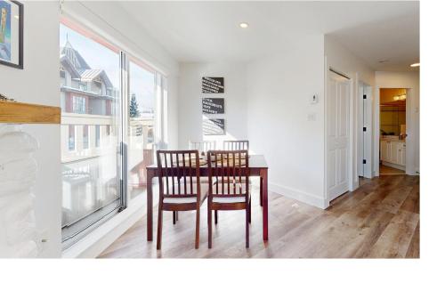 Χώρος καθιστικού στο Beautiful 1BR in Village Centre