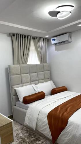 ラゴスにあるKaltors Mini Apartmentの部屋の中に大きなベッドがある寝室