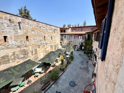 an alley with tables and umbrellas next to a building at Val'quirico Auguri Zócalo II, Depto 5 Camas in Santeagueda