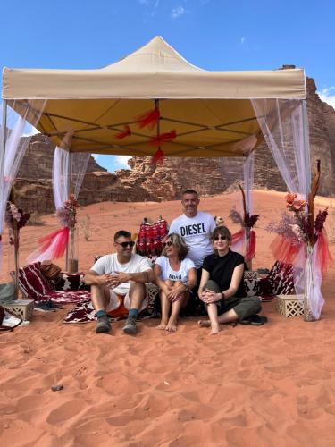 Tetamu yang menginap di SARAB Luxury Camp