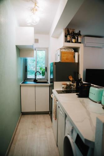 une cuisine avec un évier et un plan de travail dans l'établissement Cozy apartment in Saint-Tropez, à Saint-Tropez