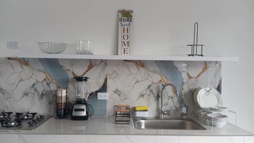 a kitchen counter with a sink and a blender at MonteClaro de Fusa in Fusagasuga