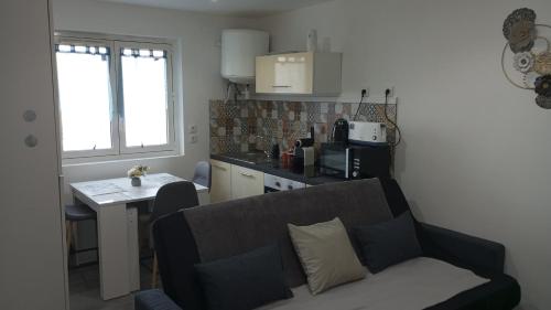 un salon avec un canapé et une table et une cuisine dans l'établissement studio copa, à Dunkerque