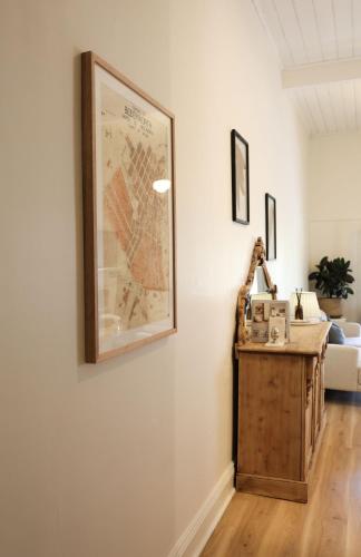 Postel nebo postele na pokoji v ubytování Clements Cottage on Main St. Bare bnb by Bare Body Beauty co.