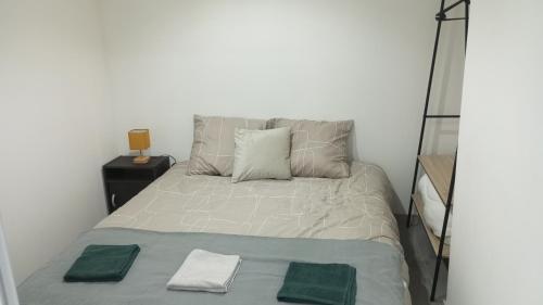 une chambre avec un lit avec deux serviettes dessus dans l'établissement studio copa, à Dunkerque