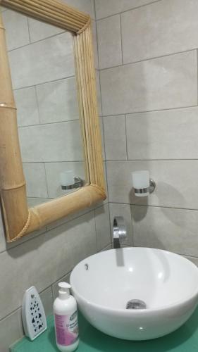 une salle de bain avec un lavabo blanc et un miroir dans l'établissement studio copa, à Dunkerque