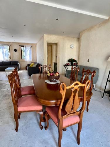 a living room with a wooden table and chairs at Val'quirico Auguri Zócalo II, Depto 5 Camas in Santeagueda