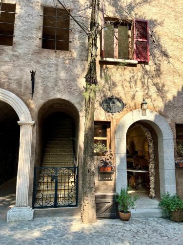 a building with two arches and a gate and stairs at Val'quirico Auguri Zócalo II, Depto 5 Camas in Santeagueda