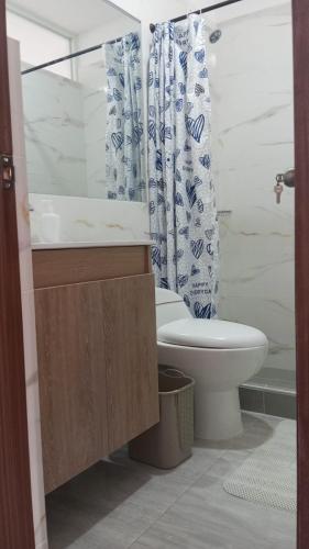 a bathroom with a toilet and a sink and a shower at MonteClaro de Fusa in Fusagasuga