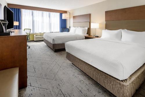 Кровать или кровати в номере Holiday Inn Express & Suites Ft. Washington - Philadelphia by IHG