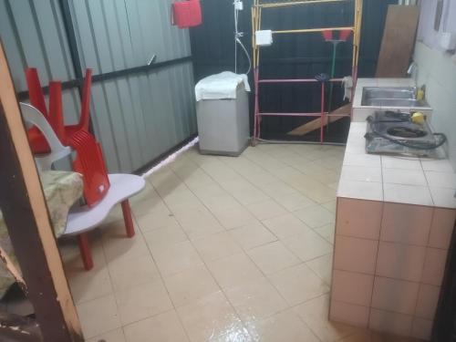 Η κουζίνα ή μικρή κουζίνα στο Natol Budget Homestay Rock Road