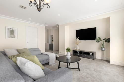 TV a/nebo společenská místnost v ubytování Luxurious French Provincial Home in Mt Waverley