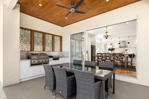 Posezení v ubytování Luxurious French Provincial Home in Mt Waverley