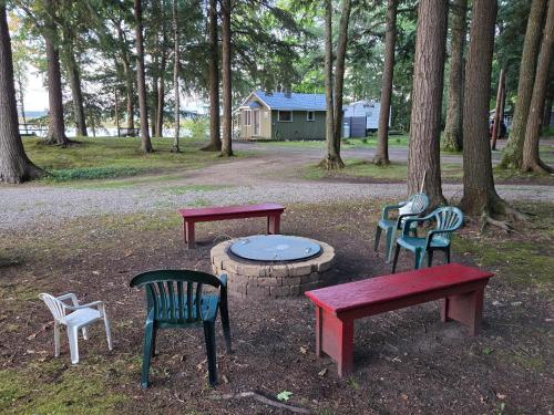 Κήπος έξω από το Lakefront! Twin Birch Resort - The Red Laker