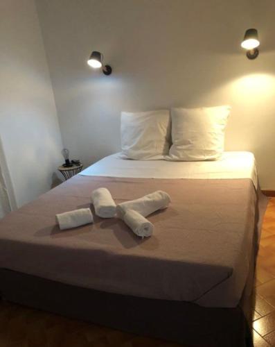 une chambre avec un lit avec deux serviettes dessus dans l'établissement Maison au pied du lubéron, à Lauris