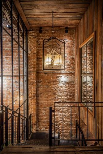 a brick wall with a chandelier in a room at La Alondra, Casa de huéspedes in Corrientes