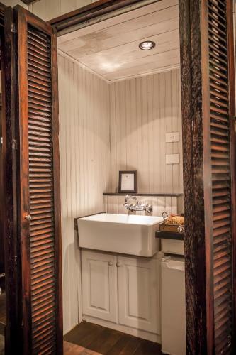 a bathroom with a white sink and a washer at La Alondra, Casa de huéspedes in Corrientes