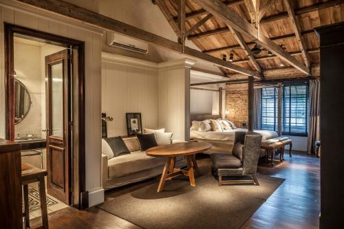 a living room with a bed and a table at La Alondra, Casa de huéspedes in Corrientes