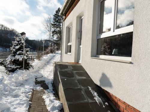 Spacious Lakeview Getaway v zimě
