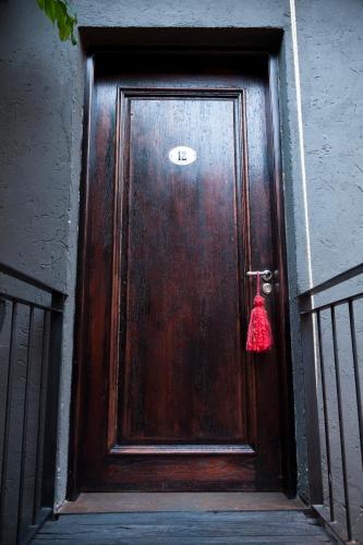 a wooden door with a red mitten hanging on it at La Alondra, Casa de huéspedes in Corrientes