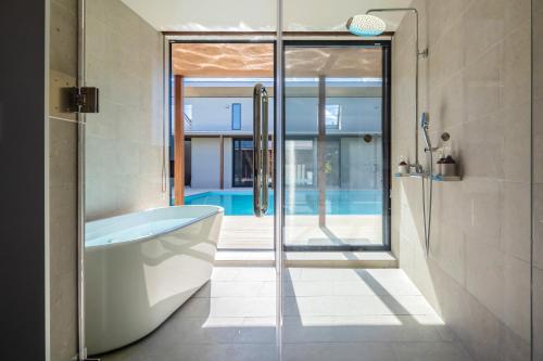 Bilik mandi di SEA-LIFE TSURIGASAKI Heated Pool & Sauna & Jacuzzi Chiba Ichinomiya Rental Villa