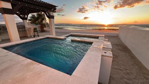 Πισίνα στο ή κοντά στο A Beautiful, New Beach Front Coastal House with Pool!
