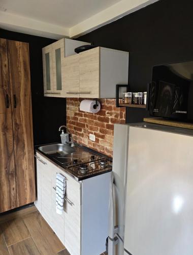 a kitchen with a stove and a refrigerator at Confortable Apartamento a 20 mt del Parque Principal in Salento