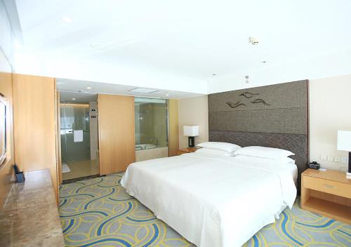 Una cama o camas en una habitación de Sheraton Yantai Golden Beach Resort